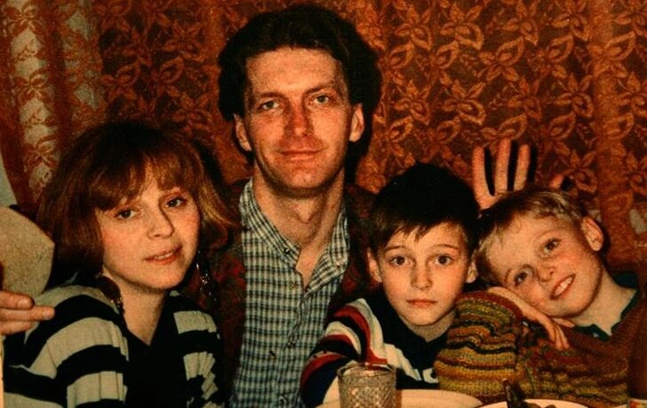 Ранний брак, бытовые трудности и три дочери: история семьи Ивана Колесникова