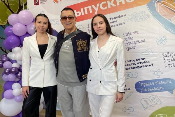 Гордость дедушки: внучки Александра Буйнова получили дипломы художественной школы