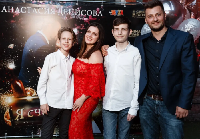 Роль ценой в 15 кг, усыновление брата и путь к себе: семейная история актрисы Анастасии Денисовой