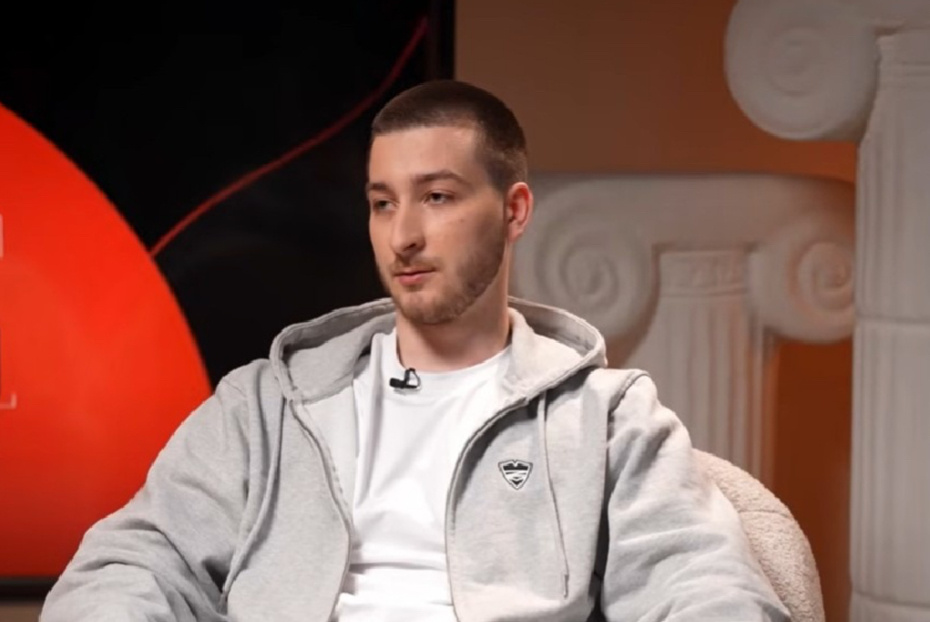 «Ты не заслуживаешь фамилию Плющенко»: 13-летний Александр выступил в защиту отца в семейном конфликте