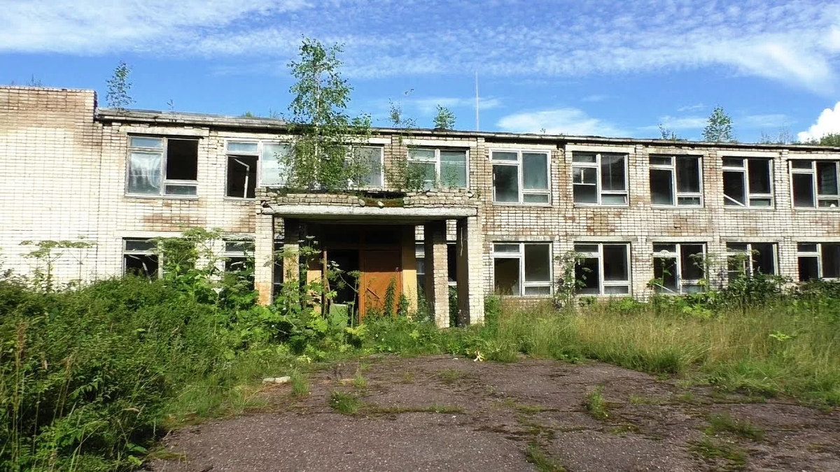 Школы в казармах и уроки за километры от дома: как учатся дети в регионах