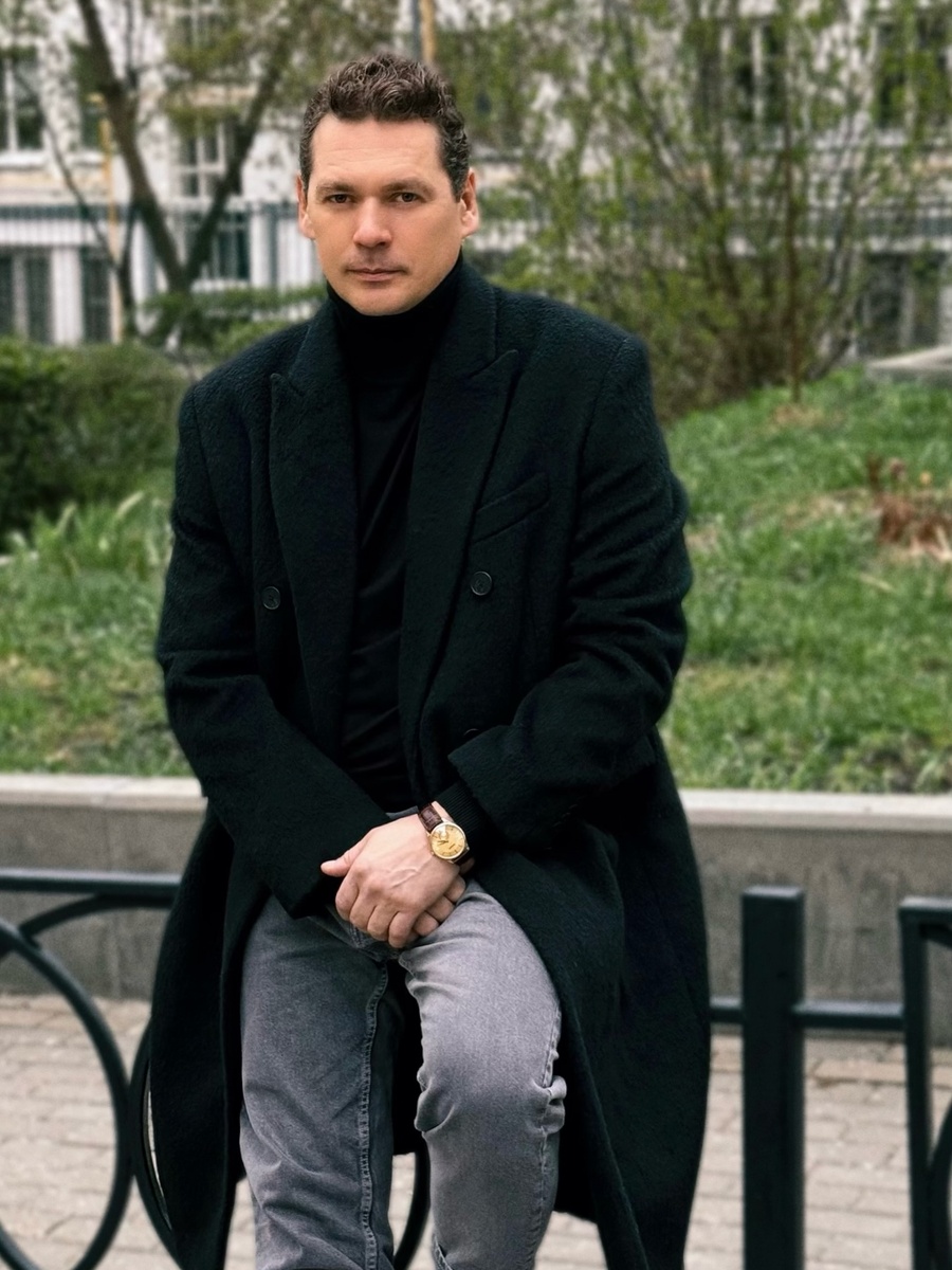 Четверо детей и три брака: как актер Александр Пашков совмещает карьеру и отцовство