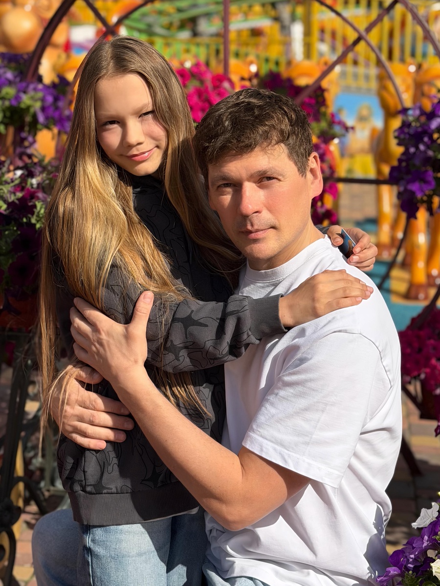 Четверо детей и три брака: как актер Александр Пашков совмещает карьеру и отцовство