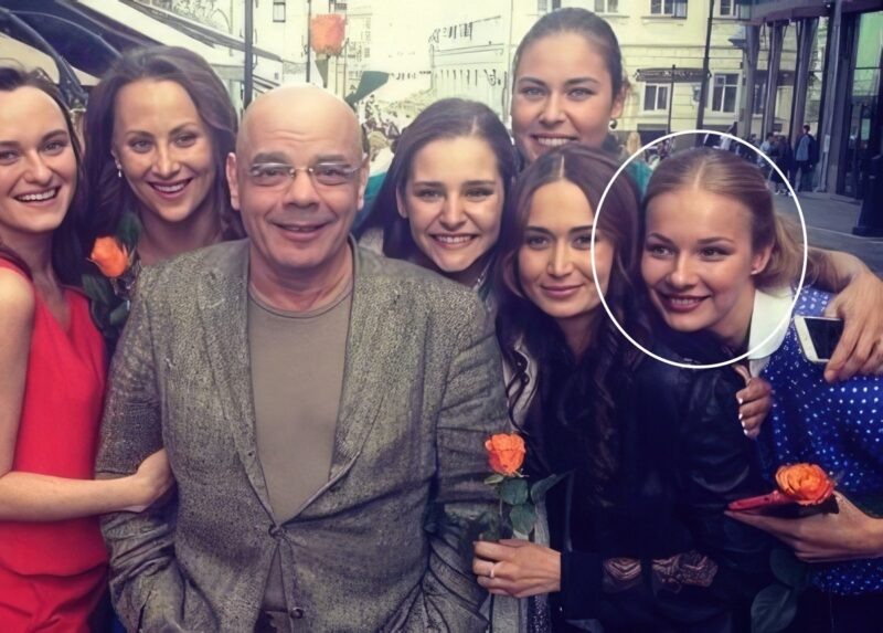 Елена Аросьева с Константином Райкиным и однокурсницами