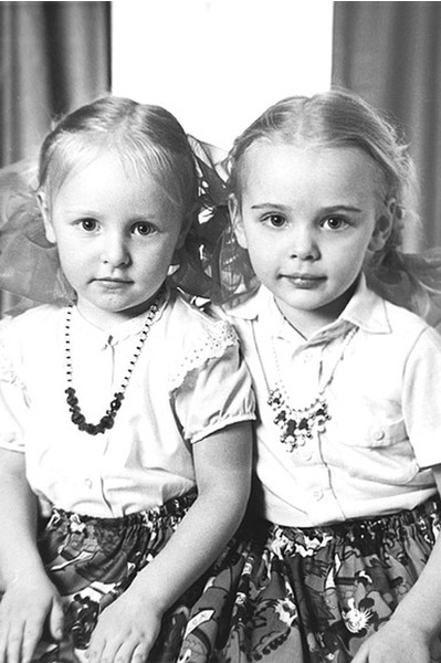 Сестры Катерина (слева) и Мария в 1988 году. Позже родители ограничили публикацию их детских фотографий
