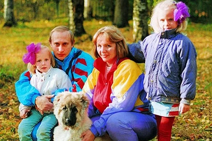 Катерина в окружении старшей сестры и родителей