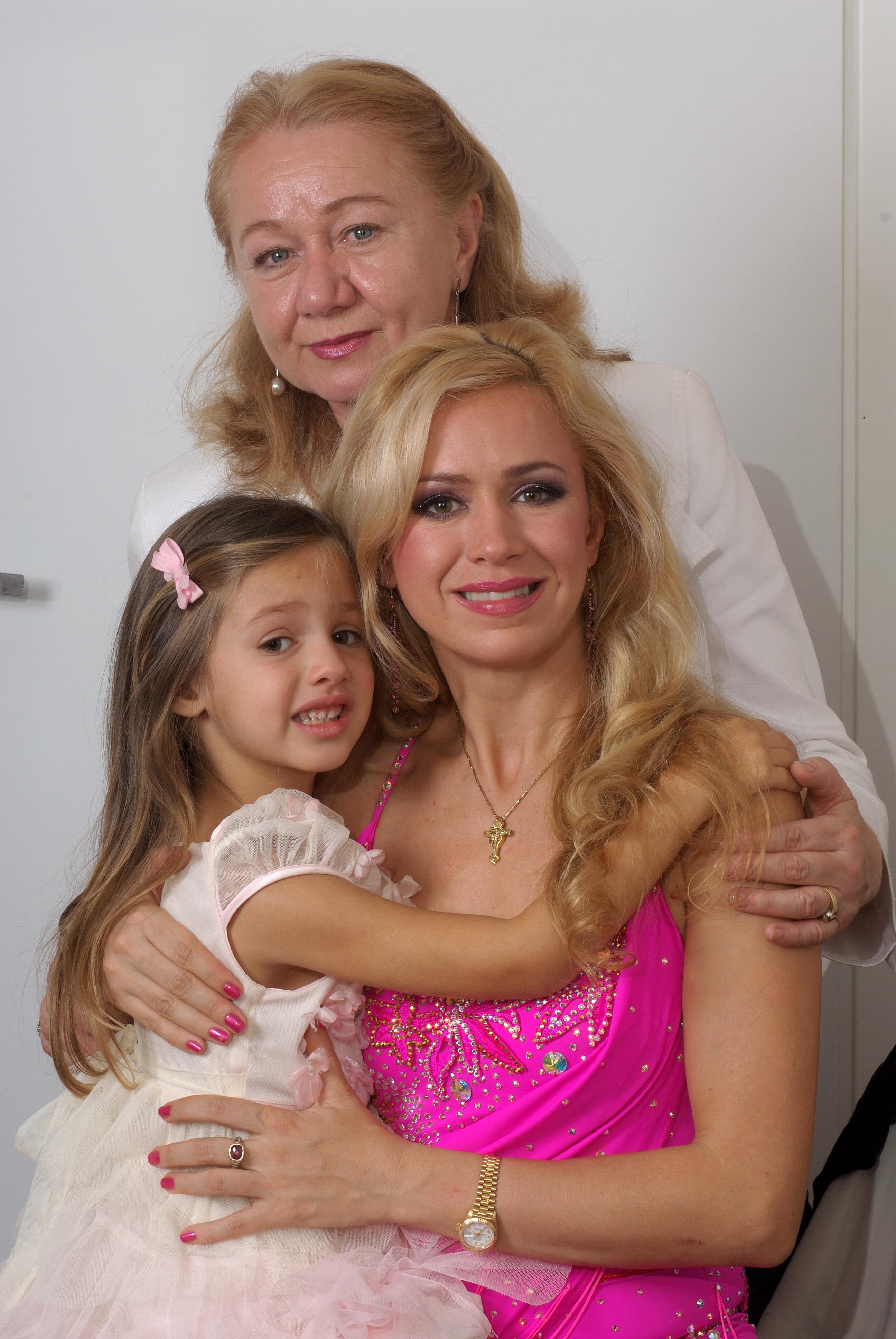 Оксана Грищук с мамой и дочерью