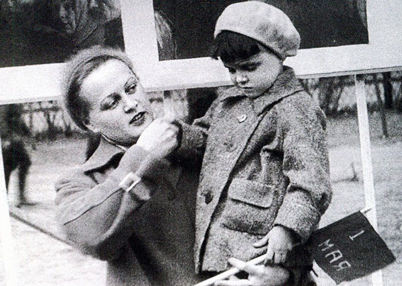 Татьяна Окуневская вместе с маленькой дочерью Ингой, 1936 год