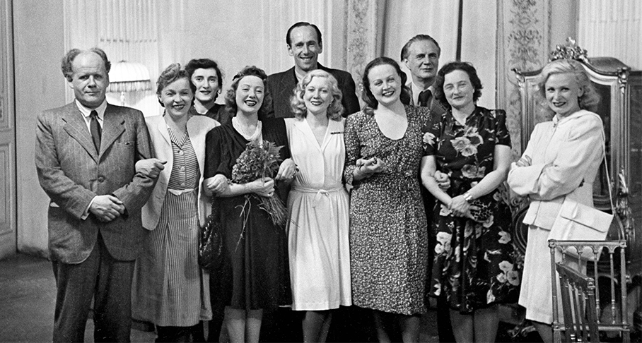 Встреча советских кинематографистов с американской актрисой Франческой Гааль. Справа — Любовь Орлова, Ростислав Плятт и Татьяна Окуневская