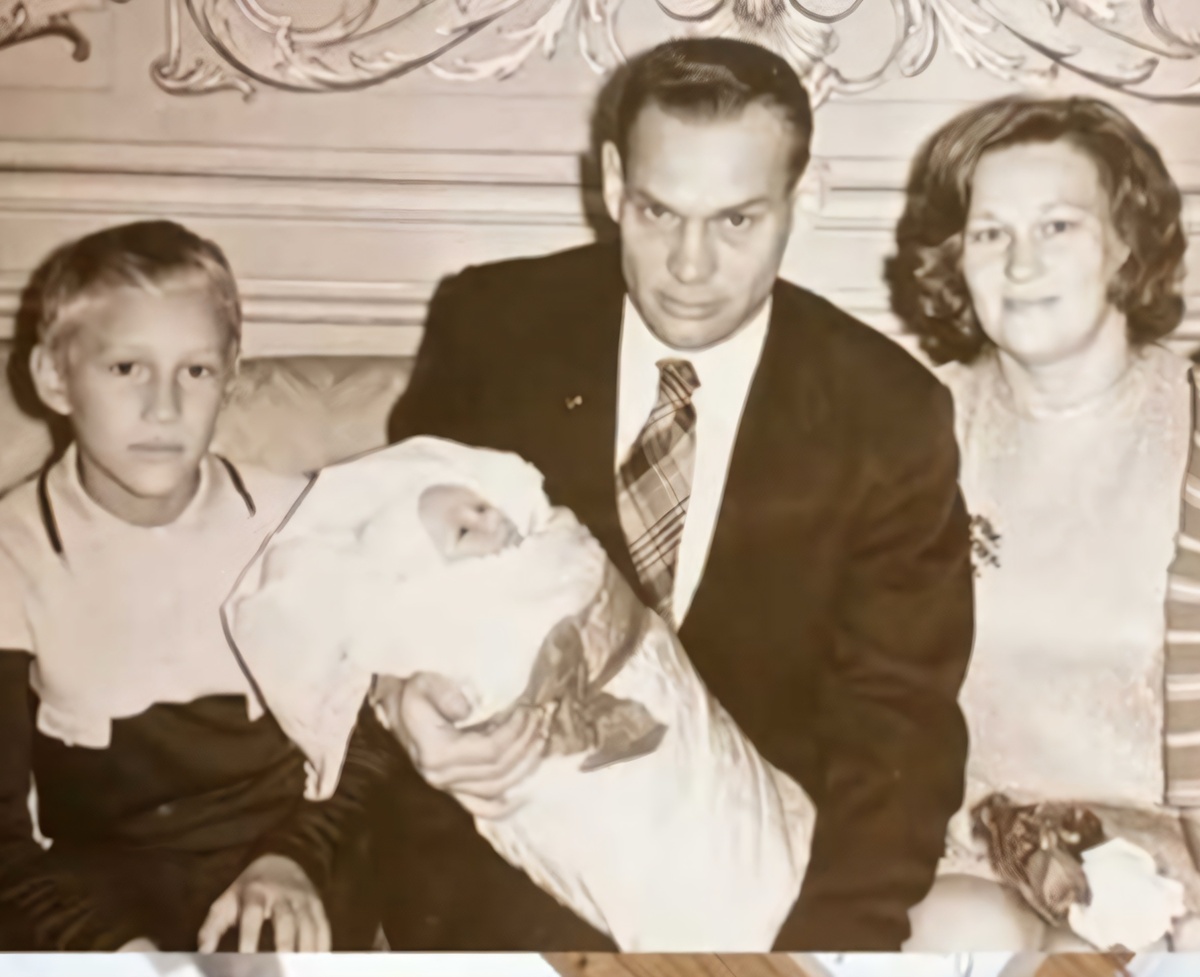 Маленький Евгений с родителями и младшим братом
