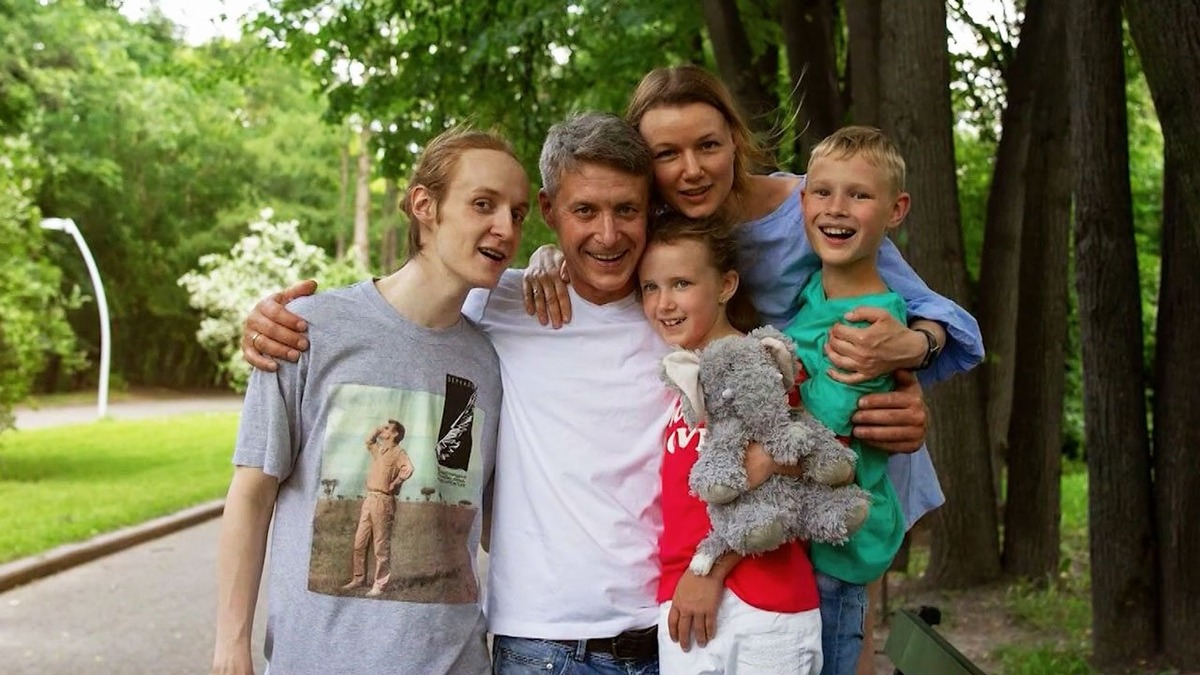 Александр Макогон в окружении супруги и детей