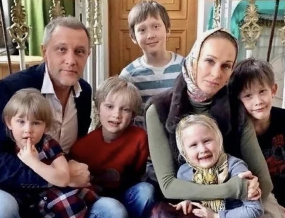 Восемь детей, работа в Москве и тихий дом в Петербурге: как устроен семейный мир актера Сергея Горобченко