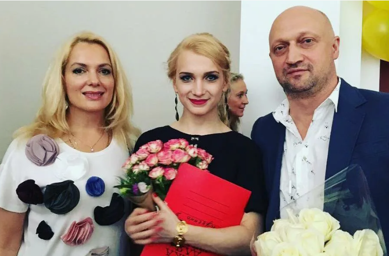 Пятеро детей, новые роли и семейный дуэт на сцене: как живет актриса Мария Порошина