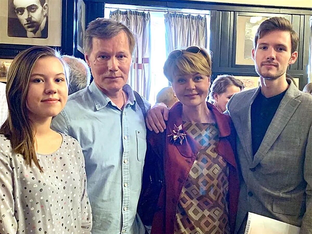Юлия Меньшова и Игорь Гордин с сыном Андреем и дочерью Таисией