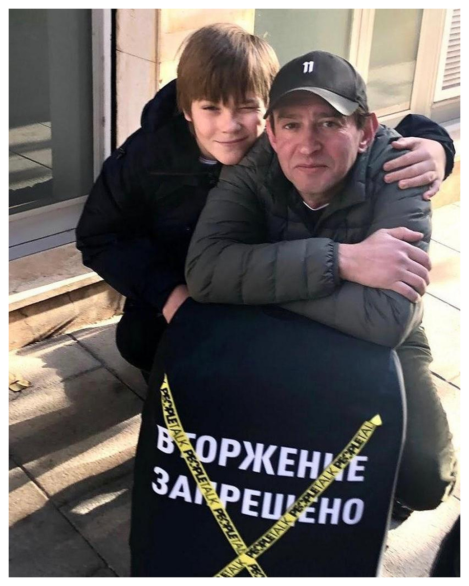 Один за двоих: 10 известных мужчин, которые в одиночку вырастили своих детей
