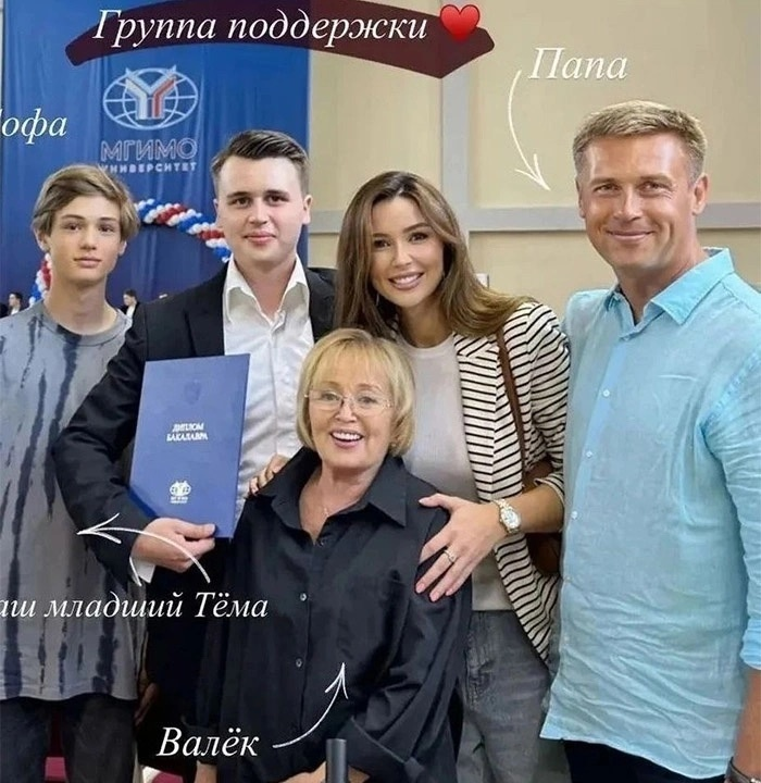 Дмитрий Стрюков с детьми Анной, Майклом, Артёмом и мамой Анастасии Заворотнюк