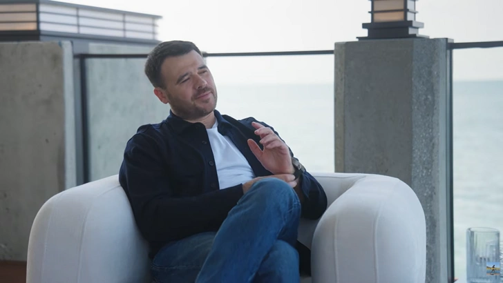 «Узнал об этом из интернета»: Эмин Агаларов — о новой семье своего 70-летнего отца и отношении к младшим братьям