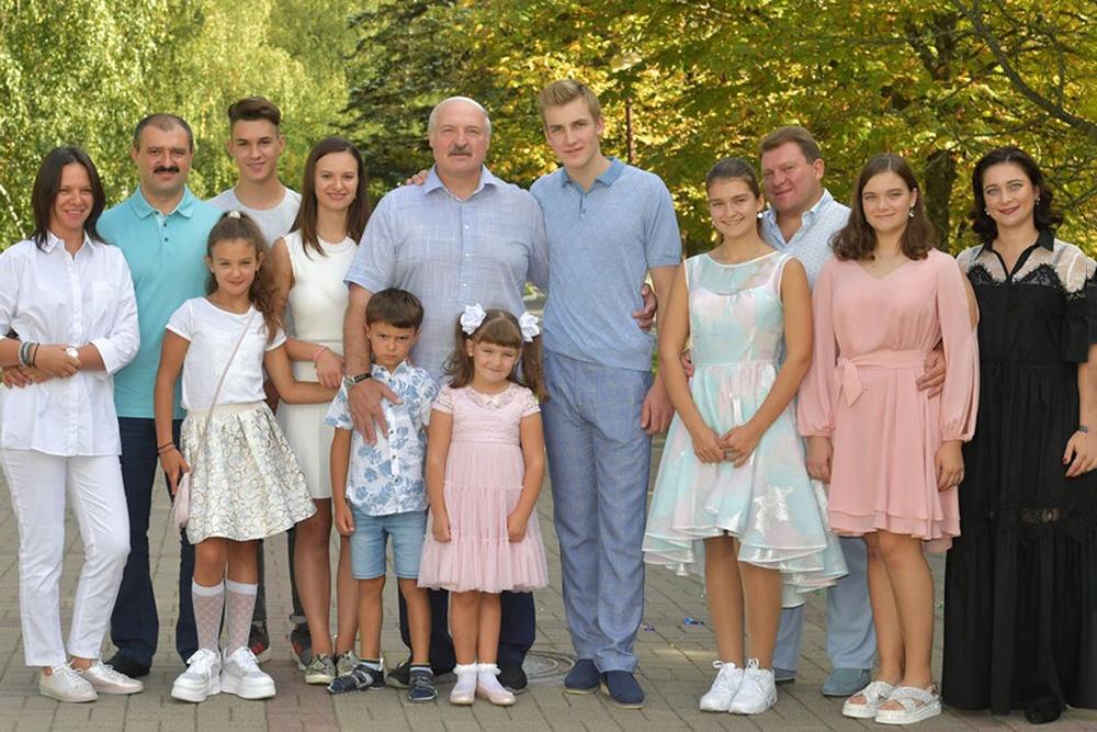 Семья Лукашенко: справа от отца — младший сын Николай