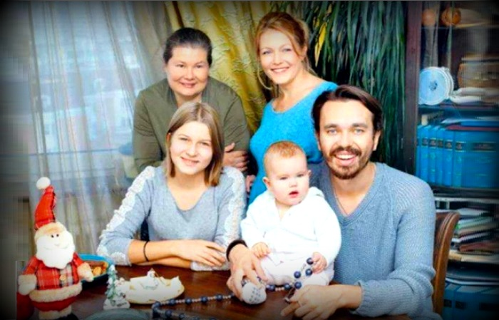 Две дочери с редкими именами, домашние роды и дружба с бывшими: удивительные правила жизни Эльвиры Болговой