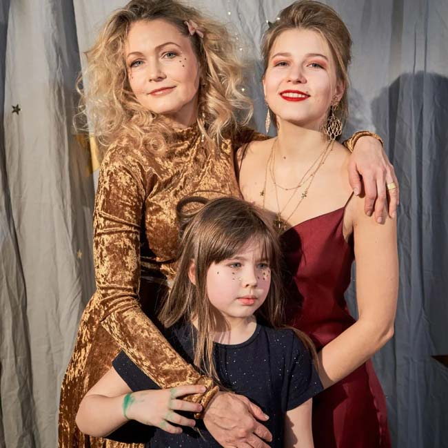 Две дочери с редкими именами, домашние роды и дружба с бывшими: удивительные правила жизни Эльвиры Болговой