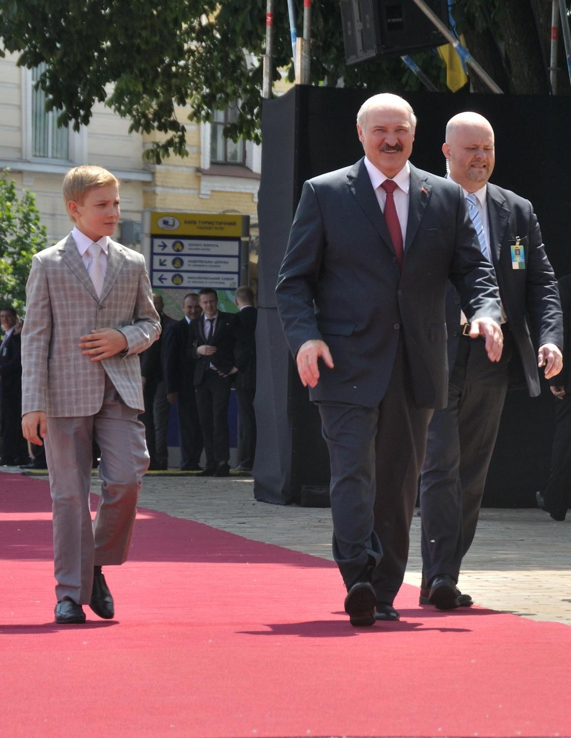 Николай Лукашенко с детства появляется с отцом на деловых встречах