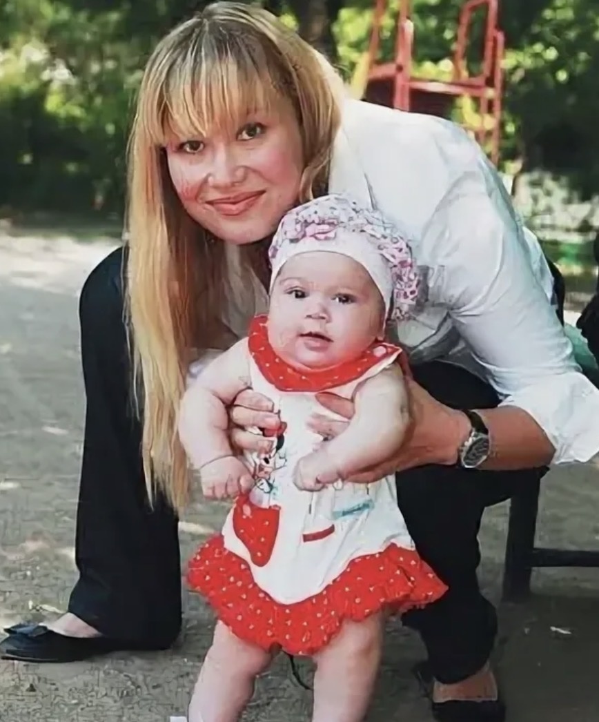 Дочь Кристины Бабушкиной и Станислава Дужникова: какой выросла 18-летняя Устинья и чей путь выбрала