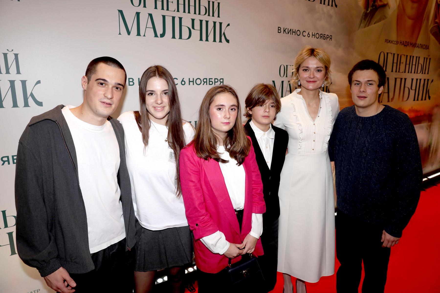 Надежда Михалкова с детьми и племянниками