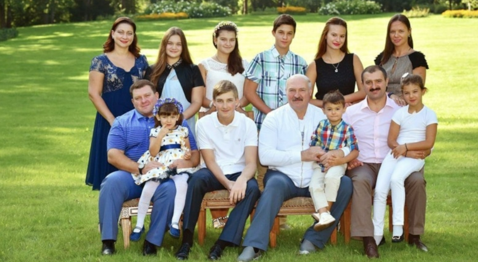 Дети и внуки Александра Лукашенко: в первом ряду Дмитрий, Николай и Виктор