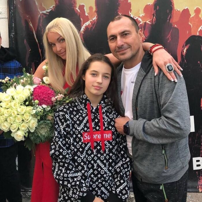 На снимке — Ариадна Волочкова с родителями