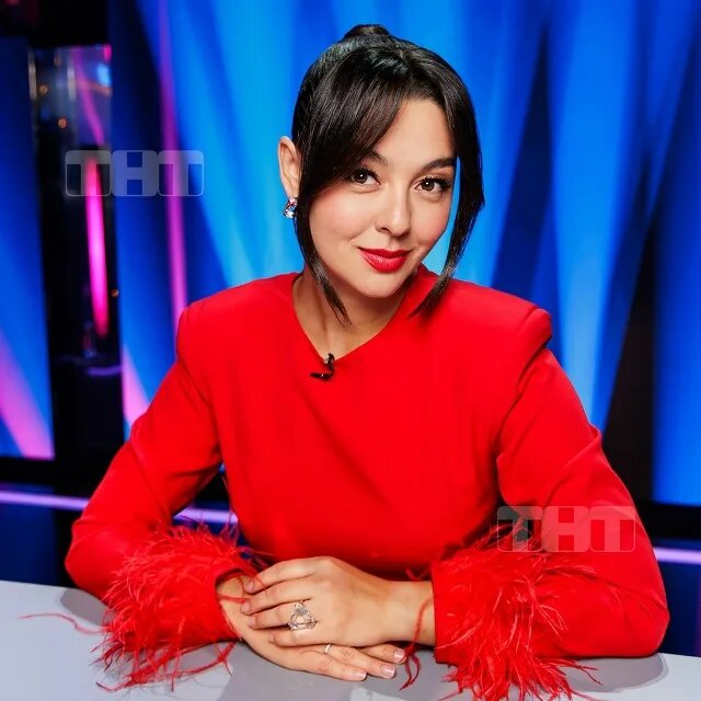 Марина Кравец вместо «да» выкрикнула название ювелирного бренда: муж-продюсер ТНТ и две дочери