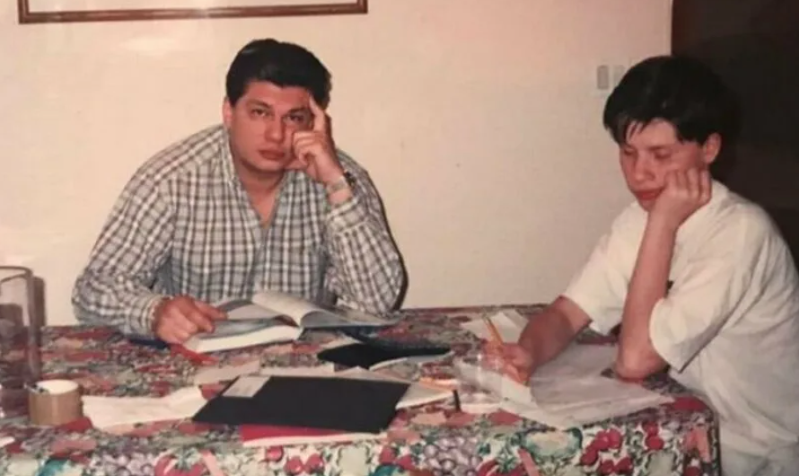 Отец и сын рядом — и не поймёшь, кто есть кто: шесть пар российских знаменитостей