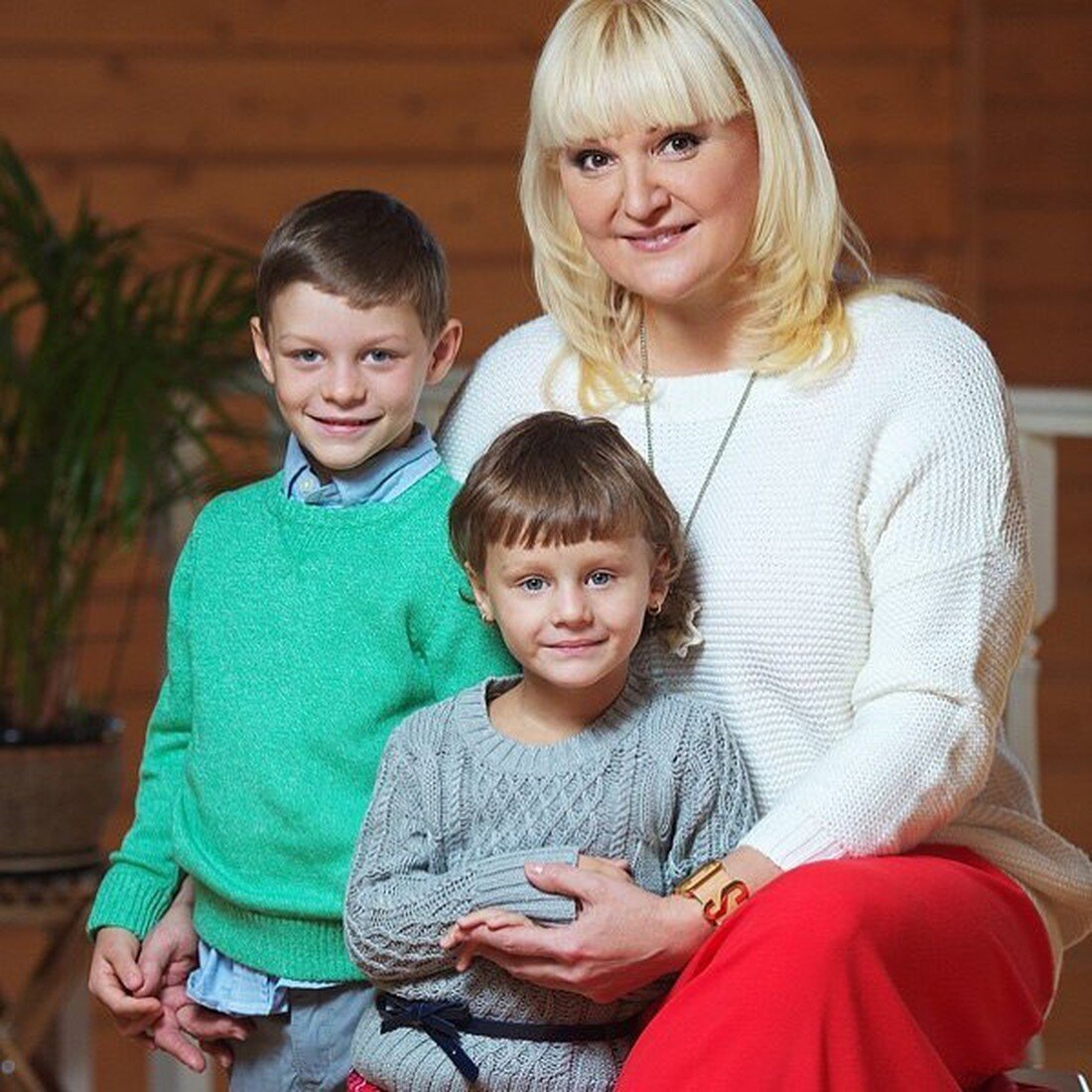 Маргарита Суханкина забрала из детского дома брата и сестру — теперь им 18 и 17