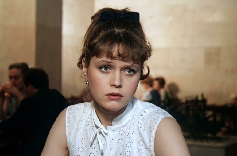 Елена Скороходова в фильме «Радости земные»