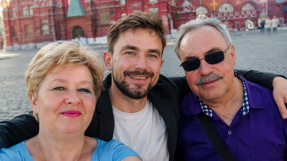 Александр Петров рядом с родителями