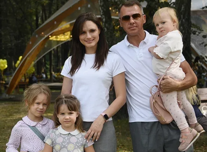 Кристина Бродская растит трёх дочерей, а в её новом детективе улики находит минипиг Нюша