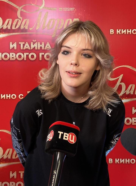 Дочь Александра Абдулова учится на режиссёра, а публика обсуждает не фильмы, а фамилию и взрослого спутника