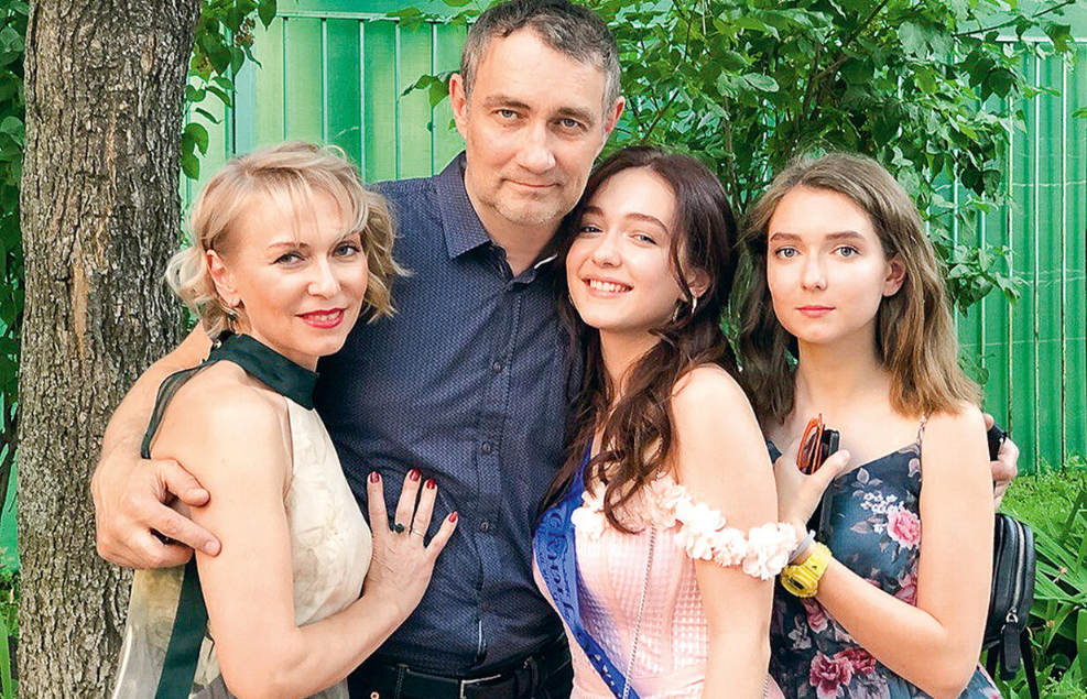 Константин Юшкевич с женой и дочерьми